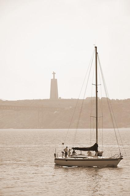 How Did Ronaldo Start Playing Soccer? Tracing Career Origins! 4 From Sporting Lisbon to Manchester United: Ronaldo's Professional Breakthrough