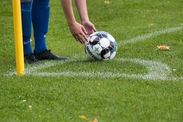 What Position Takes Corner Kicks in Soccer? Mastering Set Piece Strategies! 2 What is a corner kick in soccer and why is it important for mastering set piece strategies?